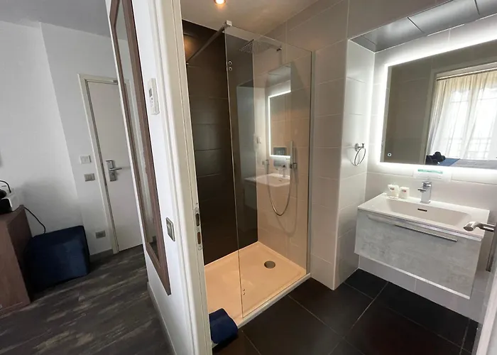 Hotel Flots D'Azur Promenade Des Anglais Nice